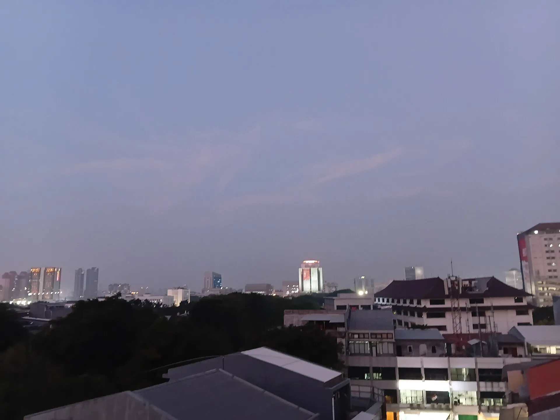 Garis cakrawala Jakarta saat senja
